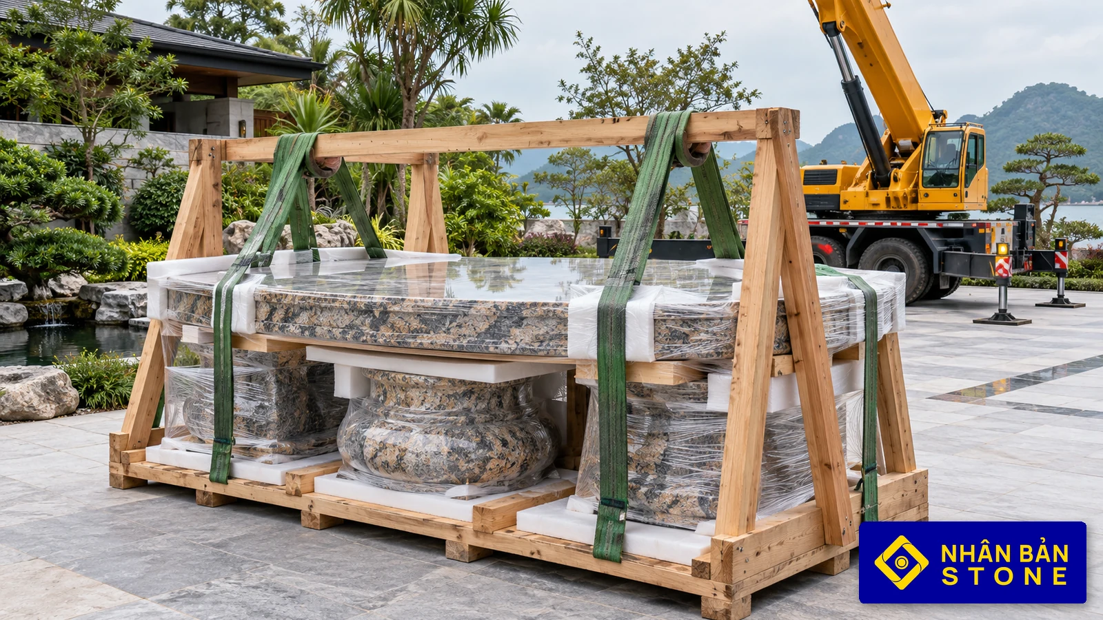 Xưởng Sản Xuất Bàn Ghế Đá Hoa Cương Tại TPHCM – Gia Công Theo Mẫu 10 Ảnh minh họa: Bàn ghế đá đóng kiện bảo vệ và phối hợp cẩu hạ – NHÂN BẢN STONE