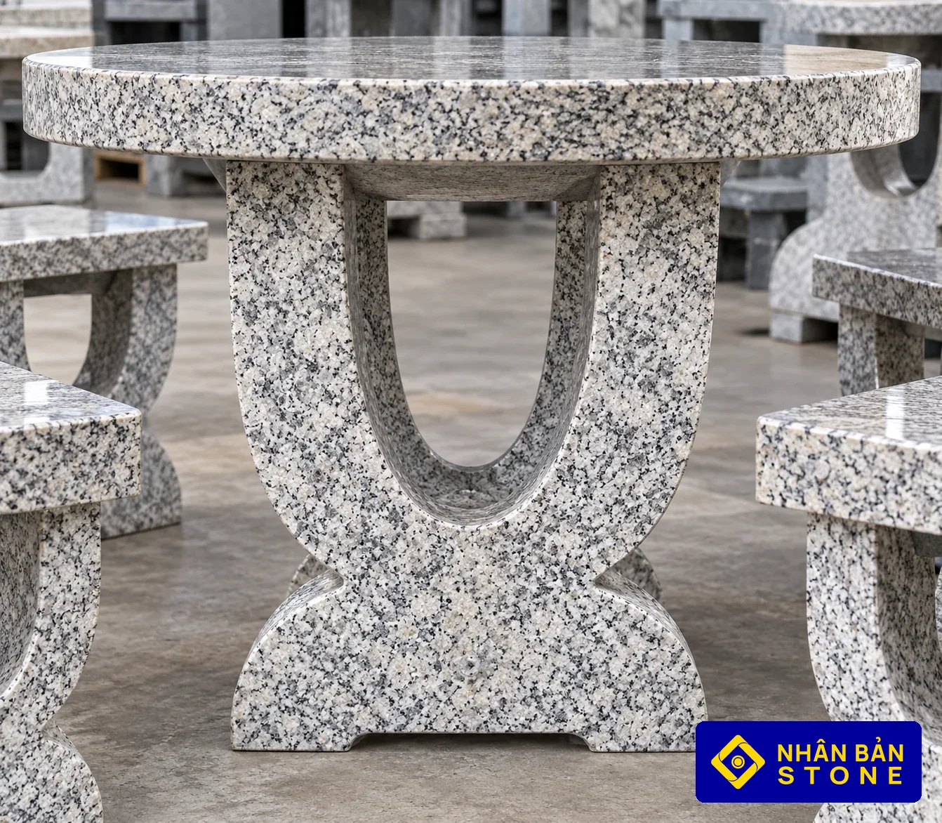 Xưởng Sản Xuất Bàn Ghế Đá Hoa Cương Tại TPHCM – Gia Công Theo Mẫu 2 Chi tiết chân trụ và mặt bàn tròn đá hoa cương tại xưởng – NHÂN BẢN STONE